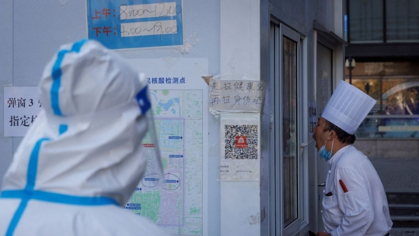 طاهٍ صيني يحصل على اختبار مسحة  كورونا مع استمرار تفشي الفيروس