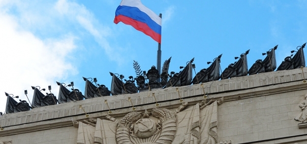العلم الروسي أعلى مبنى وزارة الدفاع