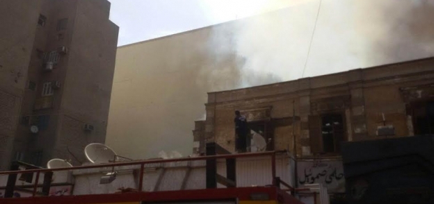 قوات الدفاع المدني تواصل السيطرة علي حريق محلات وسط مدينة  اسيوط