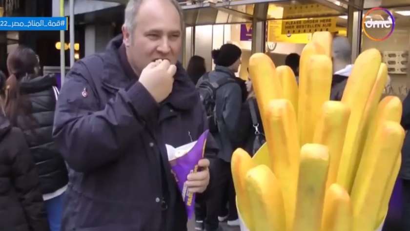 مواطن يتناول البطاطس في هولندا