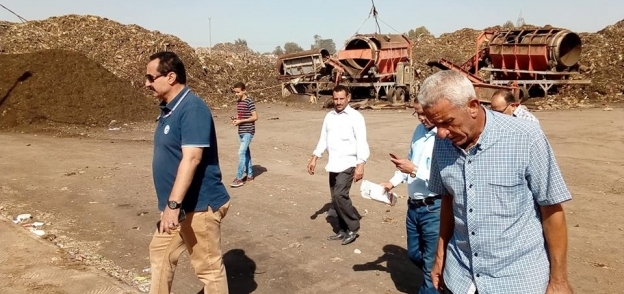بالصور: رئيس المحلة يخاطب مسئولي الإنتاج الحربي لإنهاء أعمال حصر معدات مصنع تدوير القمامه