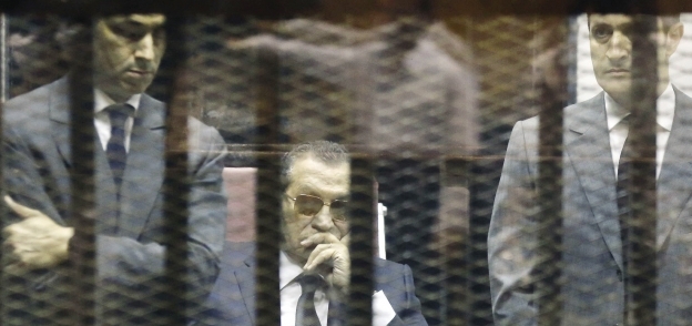 «مبارك» ونجلاه «علاء وجمال» فى إحدى جلسات محاكمتهم بتهمة الكسب غير المشروع «صورة أرشيفية»