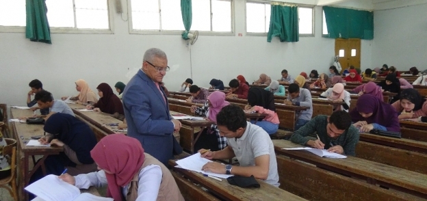 رئيس جامعة المنيا يتفقد سير الامتحانات