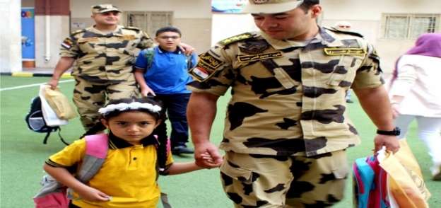 عناصر القوات المسلحة أثناء اصطحاب أبناء الشهداء في الأسبوع الأول للمدارس