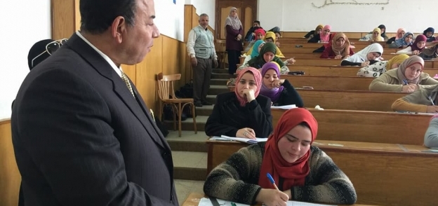 رئيس جامعة المنوفية يتفقد امتحانات التربية النوعية بأشمون