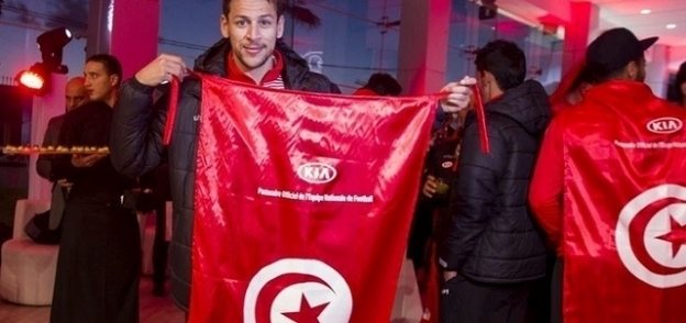 علم تونس مع شعار شركة كيا يثير غضب التونسيين