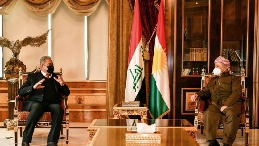 مسعود بارزانى أثناء لقائه مع رئيس جهاز الأمن الوطنى العراقى