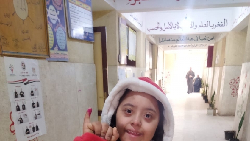 الطفلة مصر عادل تشارك والدها في الانتخابات الرئاسية 2024