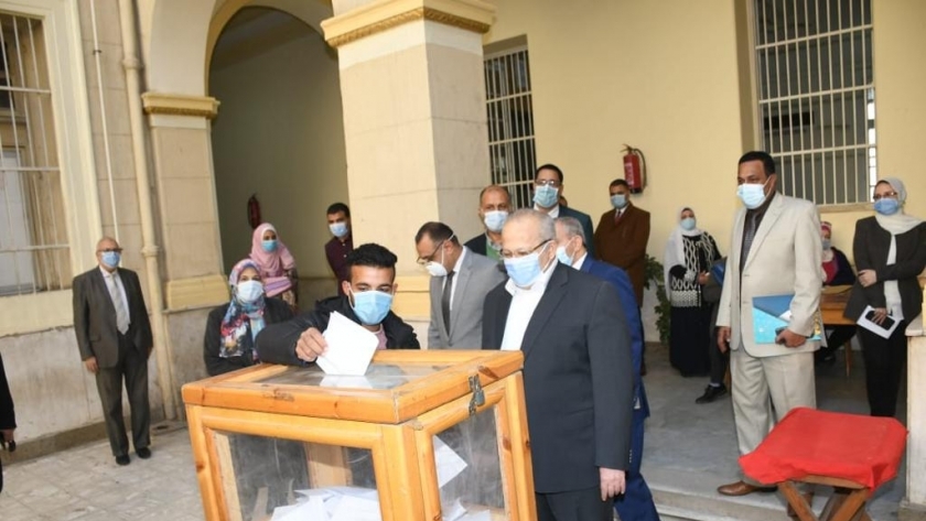 الدكتور عثمان الخشت رئيس جامعة القاهرة يتفقد سير عملية انتخبات اتحاد الطلاب