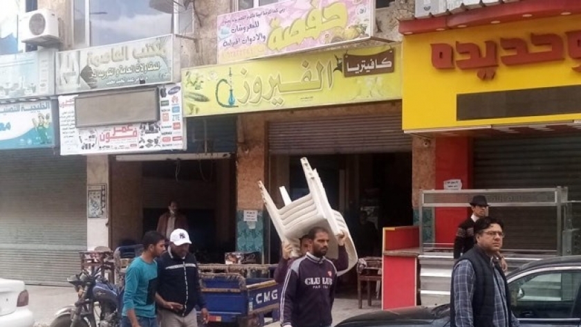 جانب من أعمال التفتيش على المقاهى وسط مدينة مرسى مطروح