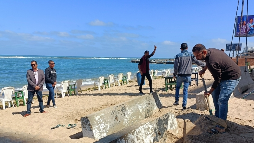 إزاحة بلوكات حماية شواطئ الإسكندرية
