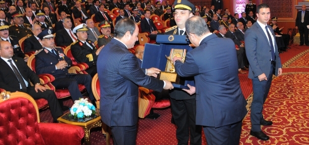 الرئيس «السيسى» و«عبدالغفار» خلال تكريم أحد الضباط