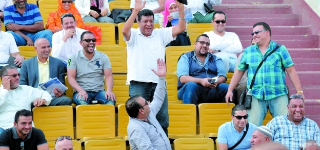 فرحة للمواطنين لفوزهم بالأراضى المطروحة التابعة لـ«الإسكان» تصوير - محمد مصطفى