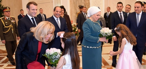 بالصور| قرينة الرئيس تلتقي زوجة ماكرون في قصر الاتحادية