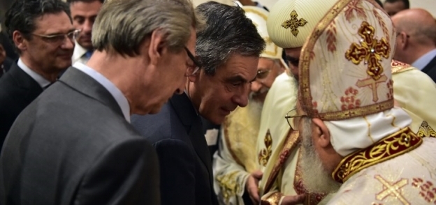 بالصور| المرشح الرئاسي الفرنسي "فيون" يزور الكنيسة المصرية في باريس