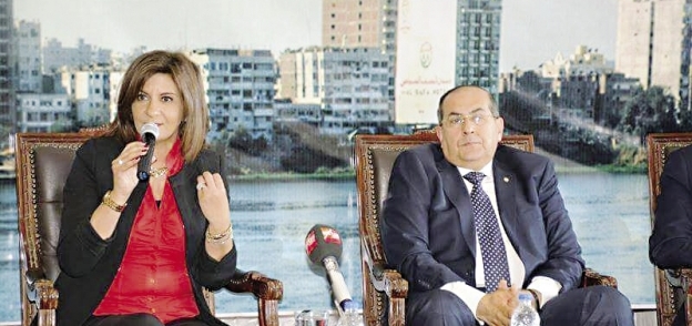 وزيرة الهجرة مع محافظ سوهاج «صورة أرشيفية»
