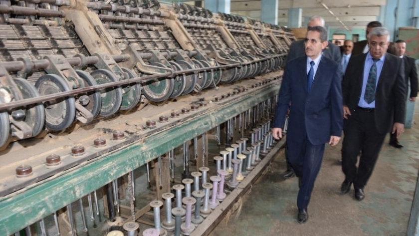 محافظ الغربية  يتفقد مصانع شبراملس مركز زفتي المتصدرة صناعة الكتان