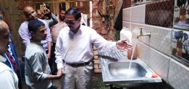 سكرتير مساعد سوهاج يبحث شكاوى أهالي "مشطا" من إنقطاع مياه الشرب
