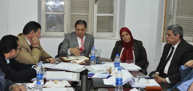 وزير الصحة خلال اجتماعه مع قيادات «الصيادلة»