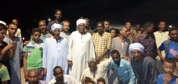 صور تذكارية للاهالى مع السودانيين