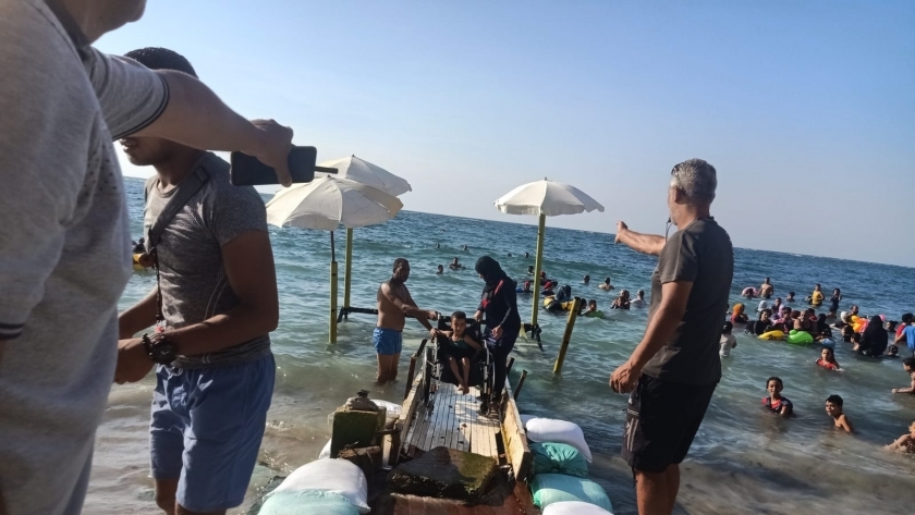 ممر لذوي الهمم في شاطئ المندرة بالإسكندرية