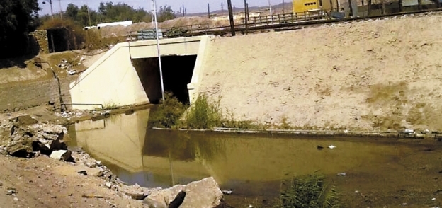 كوبرى السد العالى مهدد بالانهيار بسبب مياه المجارى
