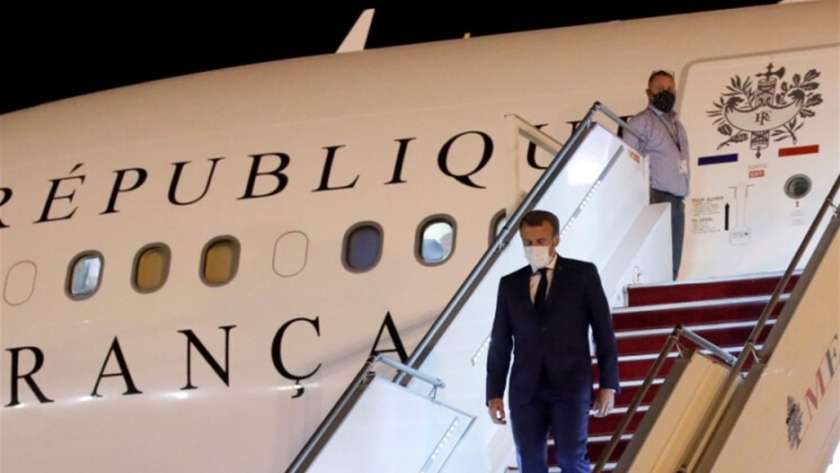 الرئيس الفرنسي أثناء وصوله مطار بغداد الدولي