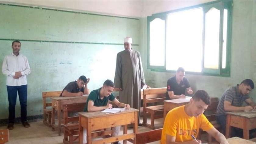 رئيس منطقة كفر الشيخ الأزهرية خلال متابعة أعمال الامتحانات