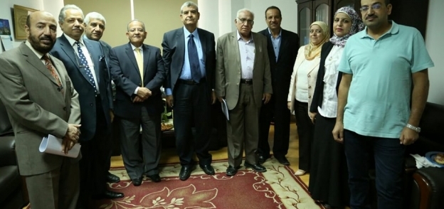 صورة تذكارية للوفد  مع مجلس إدارة كلية  التكنولوجيا بجامعة  مصر
