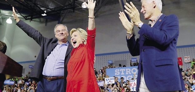 «هيلارى» و«كلينتون» خلال أحد المؤتمرات الانتخابية «أ.ف.ب»