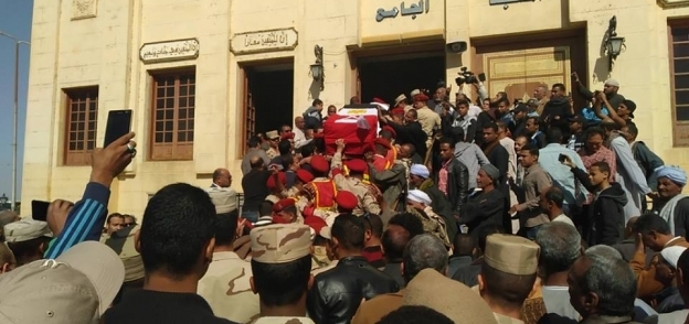 الآلاف يشيعون جثمان الشهيد الرائد عمرو فريد في جنازة عسكرية بأسوان