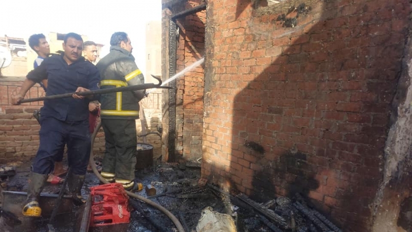 إصابة شخصان في حريق بسطح منزل بأسيوط