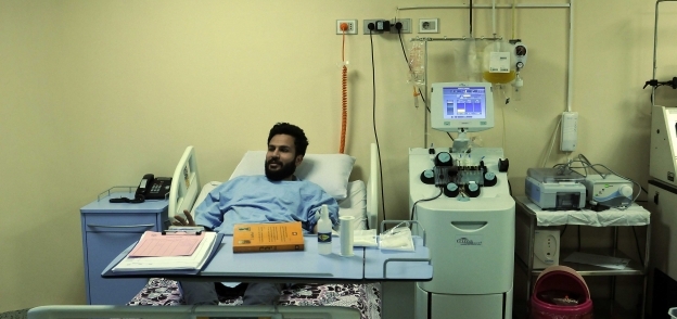 أحد المتبرعين بالخلايا النخاعية لمريض داخل وحدة زرع النخاع بالإسكندرية