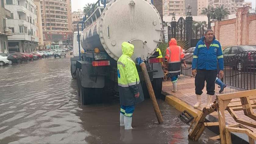 رفع تراكمات المياه من شوارع الإسكندرية