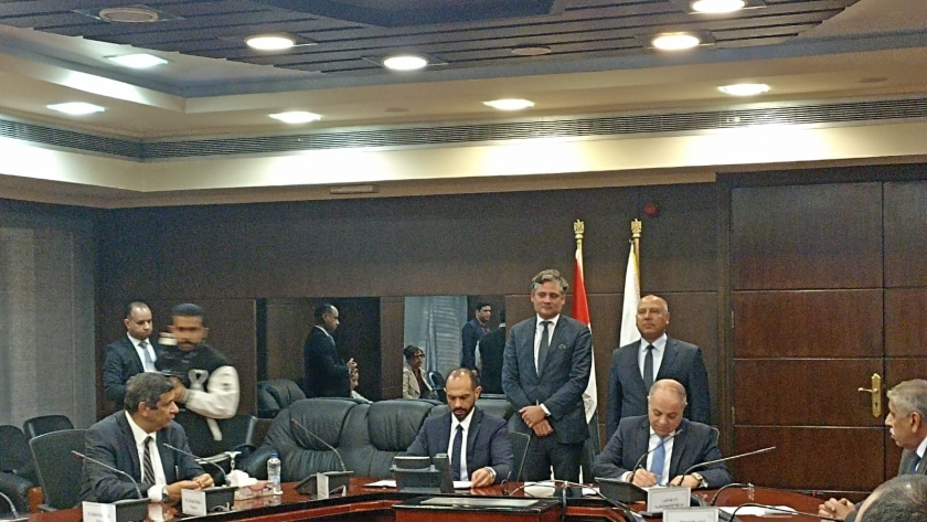 وزير النقل يشهد توقيع مذكرة تفاهم مع شركة مصر هولندا