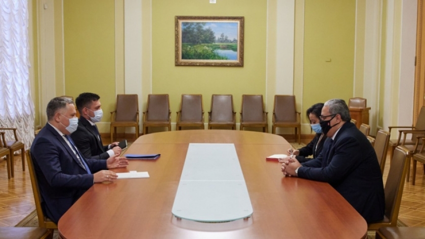 نائب رئيس مكتب الرئاسة الأوكرانية أثناء لقائه مع السفير المصري في كييف