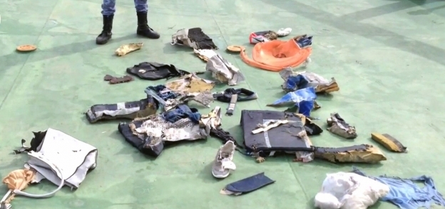 جانب من متعلقات ضحايا الطائرة المنكوبة بعد العثور عليها فى مياه البحر الأبيض المتوسط