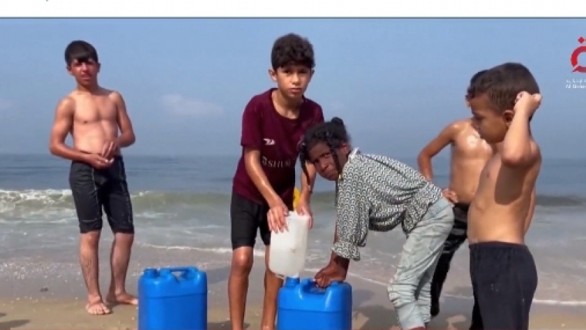 سكان غزة يشربون من مياه البحر المالحة