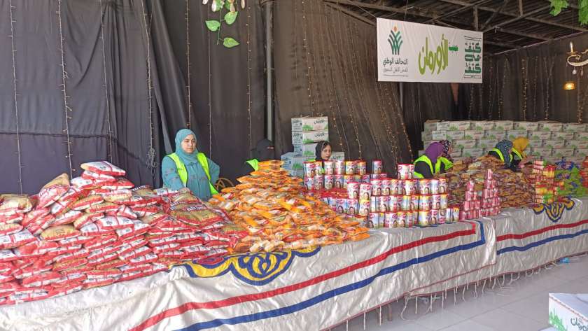 تجهيز المواد الغذائية لتوزيعها على مراكز وقرى محافظة القليوبية ضمن مبادرة «كتف في كتف»