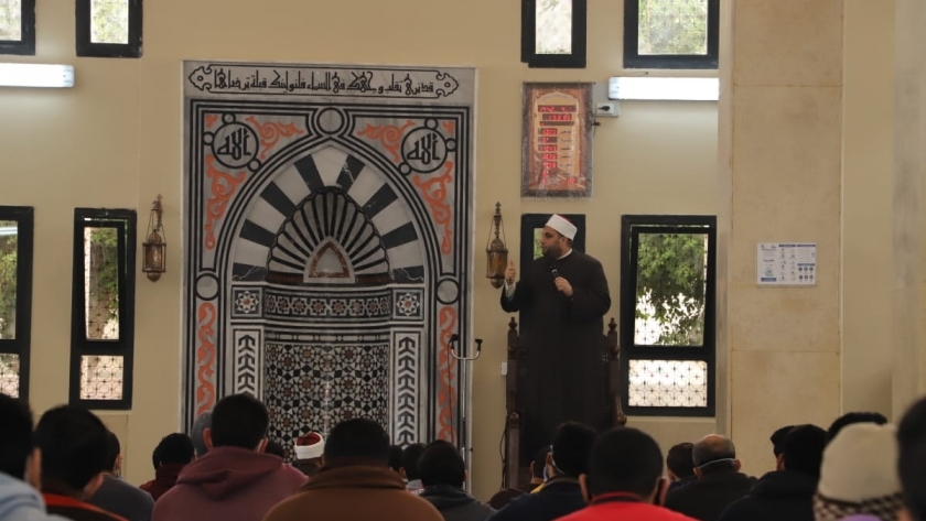 رئيس جامعة عين شمس يصلى الجمعة مع طلبة المدينة الجامعية