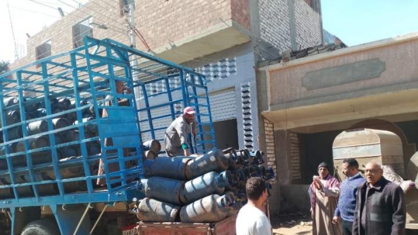 متابعة توزيع أسطوانات البوتاجاز بديرمواس