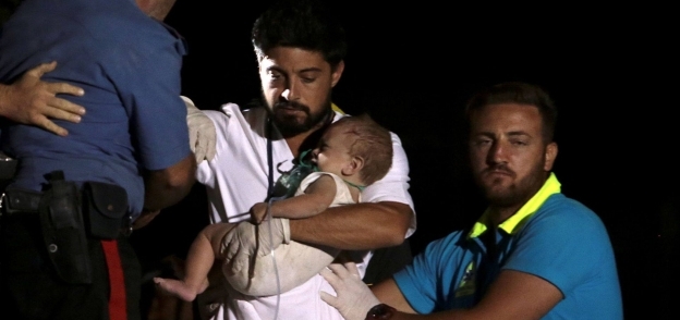 إنقاذ طفل رضيع من تحت حطام منزل بإيطاليا