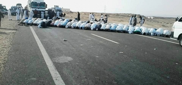 الصلاة أثناء قطع طريق أبو سمبل - أرشيفية