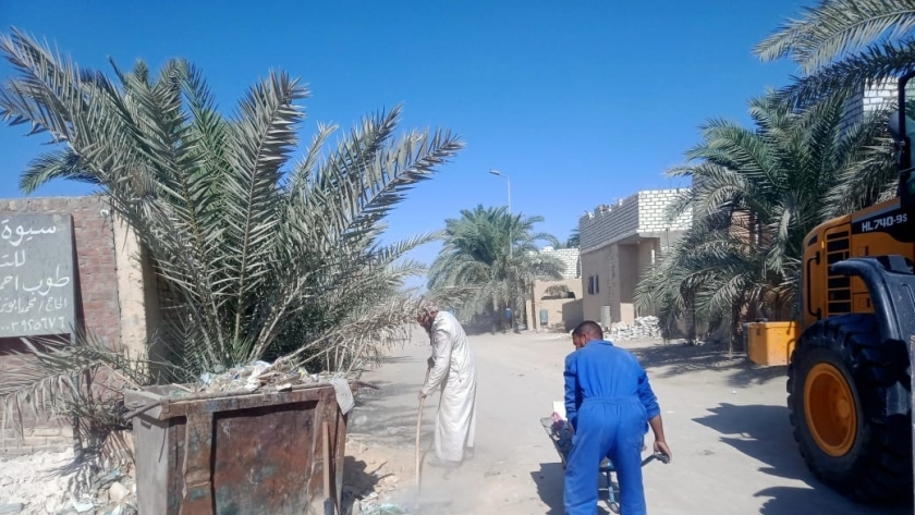 عمال سيوة ينظفون الشوارع في عز الظهر