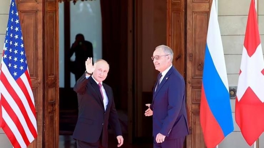 الرئيس السويسري جاي بارملين يرحب بنظيره الروسي في بداية قمة بايدن بوتين