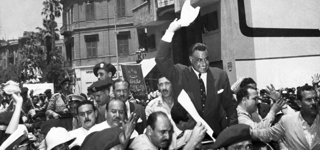عبدالناصر محمولاً على الأعناق بعد ثورة 1952