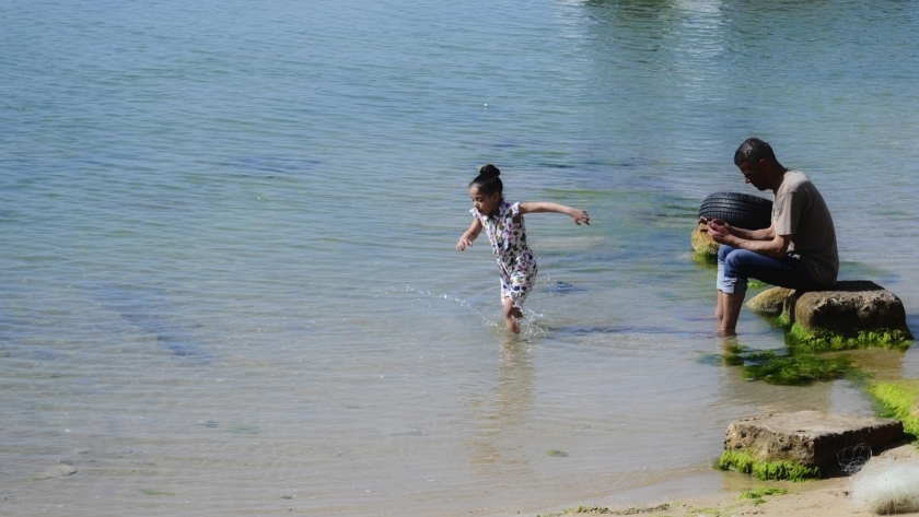 طفلة تهرب من حالة الطقس والموجة الحارة إلى المياه