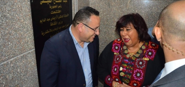 وزيرة الثقافة ومحافظ الإسكندرية يفتتحان مسرح محمد عبد الوهاب
