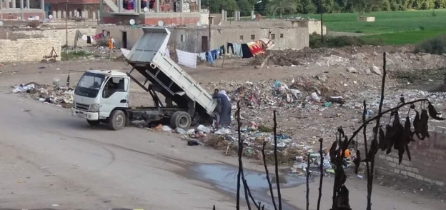 سيارة مجلس ومدينة المركز أثناء إلقاء القمامة