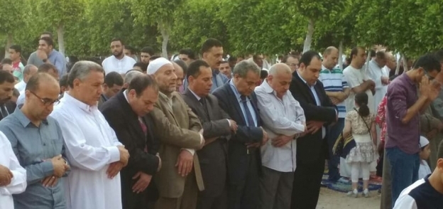بالصور| وزير التموين يؤدي صلاة العيد في مسقط رأسه بالشرقية